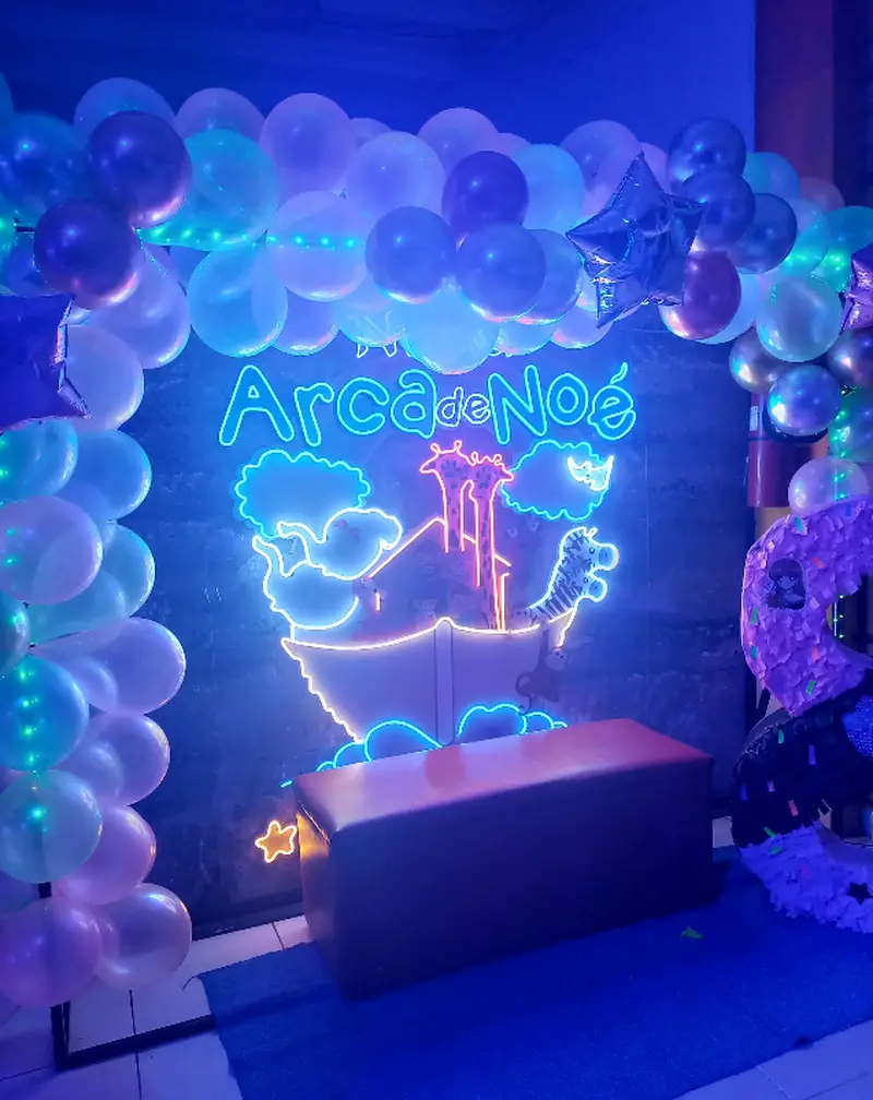 Arco de globos junto al letrero de Arcá de Noé
