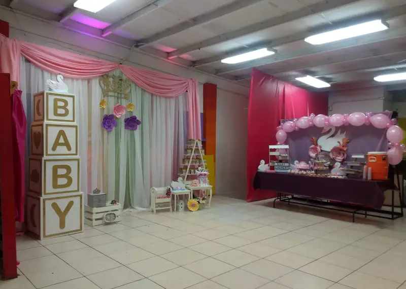 Montaje baby con globos rosas