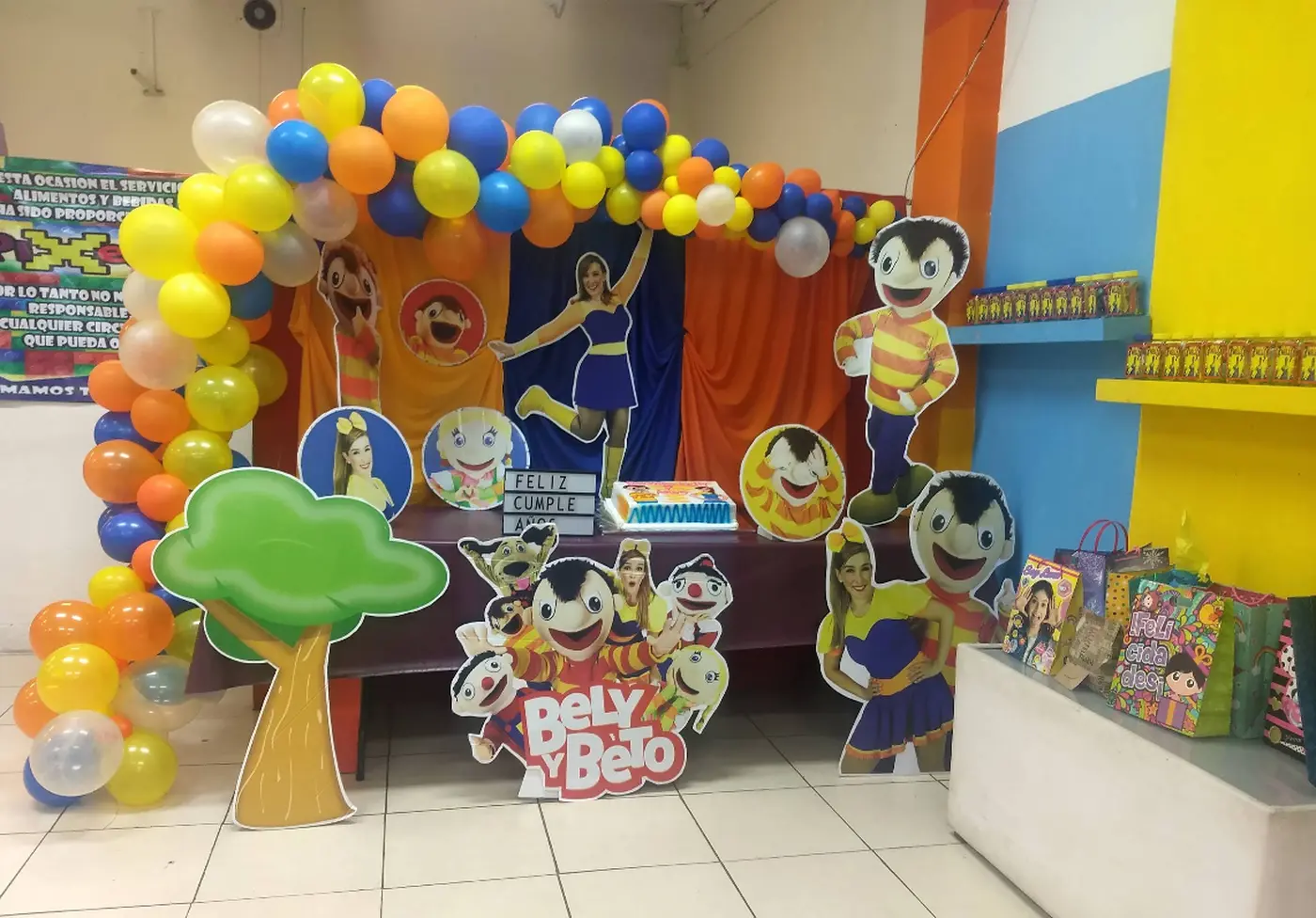 Montaje de fiesta con globos de colores